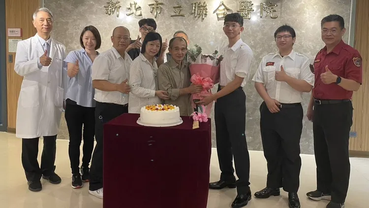 新北市立三重醫院及消防員替慶賀葉男成功康復出院。新北市消防局提供