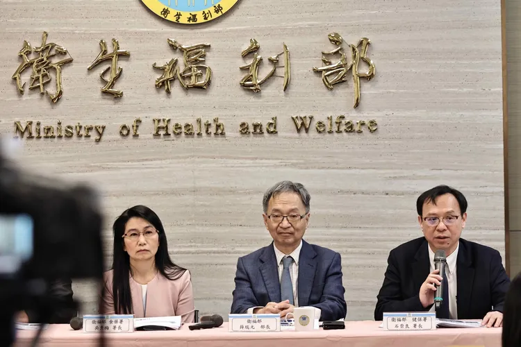 食藥署署長吳秀梅(左起)、衛福部長薛瑞元、健保署署長石崇良。施昂強攝