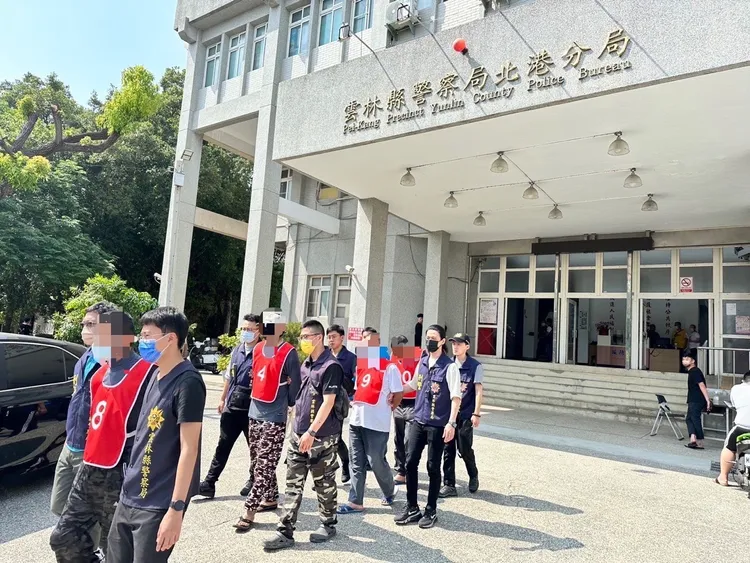 專案小組帶回綠能蟑螂犯罪集團4名嫌犯。檢方提供