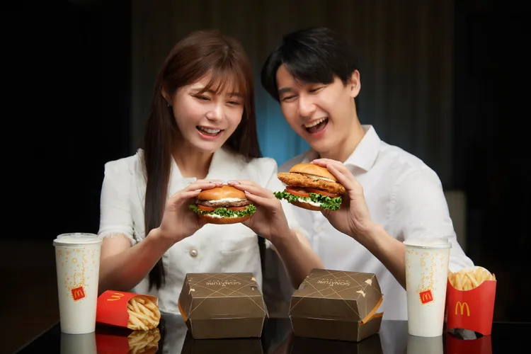 麥當勞「帕瑪森主廚鷄腿堡」使用Buttermilk酪乳醃製工法，讓肉質柔嫩多汁。業者提供