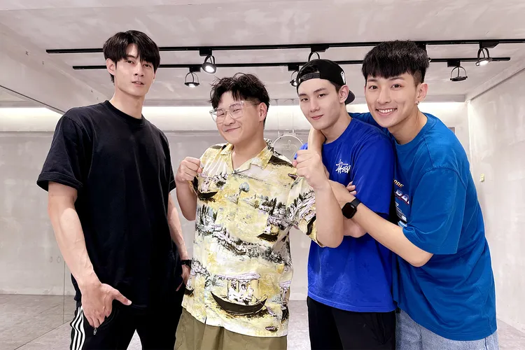 黃柏峰（左起） 、鄭豐毅、陳彥廷和鍾岳軒勤於練唱。TVBS提供