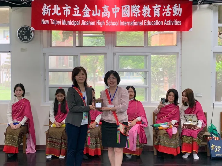 兩校師長互贈紀念品。校方提供