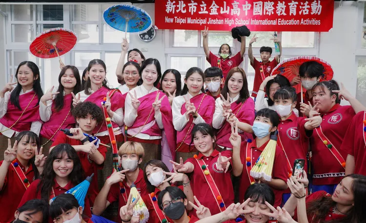 兩校學生於歡迎儀式後開心合影。校方提供