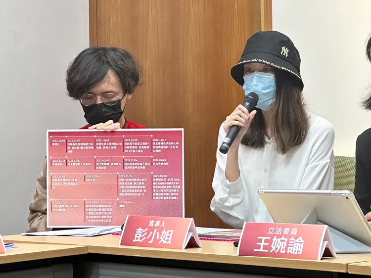 彭小姐（右）在控訴期間還頻頻哽咽。潘袁詩羽攝