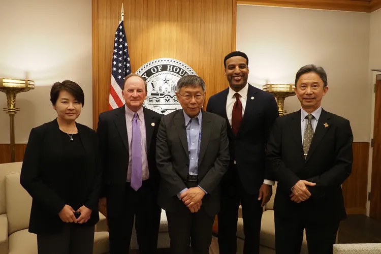 (左起)北市前副市長黃珊珊、Dave Martin、柯文哲、Edward Pollard、民眾黨祕書長周台竹。民眾黨提供