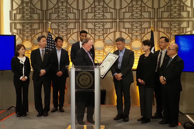 Dave Martin代表休士頓市府感謝柯文哲。民眾黨提供