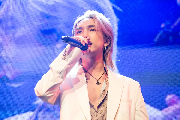 Noeul以「我是雨，一場滋潤你的小雨」，土味情話開撩。D-SHOW提供