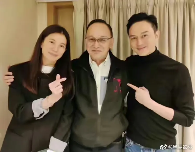 曹查理（中）和外甥張智霖（右）、袁詠儀同框。翻攝抖音
