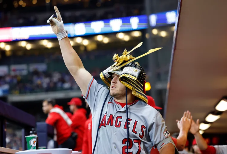 特勞特兩度戴上日本武士頭盔，天使還是不敵釀酒人。美聯社