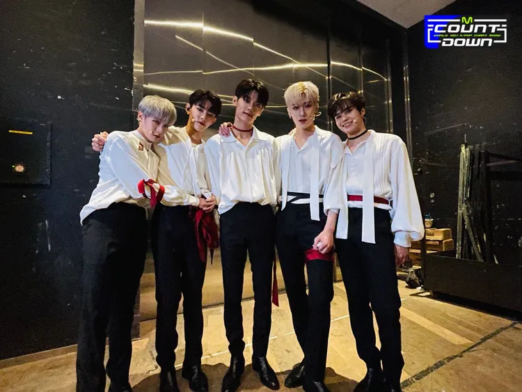 「Overdose」組由陳冠叡（左起）、章昊、李政縣、RICKY、JAY組成，昨預錄《MCD》，表演《Over Me》。翻攝Mnet