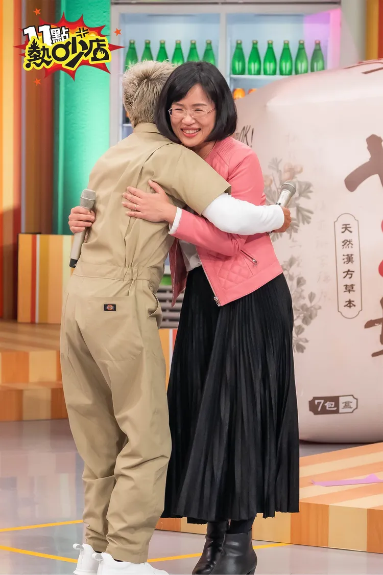 蘇巧慧與潘若迪擁抱話當年。TVBS提供