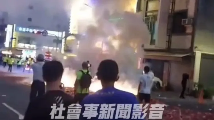 鹽埕區某宮廟日前進行遶境，燃放鞭炮、造成煙霧瀰漫，高市環保局將依空污法開罰。翻攝自社會事新聞影音群組
