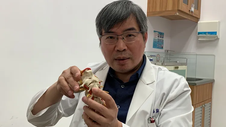 鄒錫凱指出，第一到第二頸椎出現問題，大多是因為外傷、退化、風濕免疫疾病等，重症患者不接受手術恐會面臨終身癱瘓。鄒錫凱提供