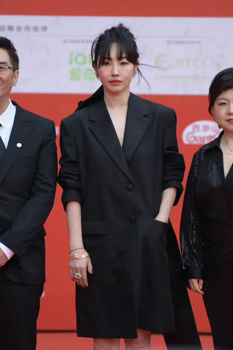 最後白百何穿了這樣走紅毯。翻攝白百何微博