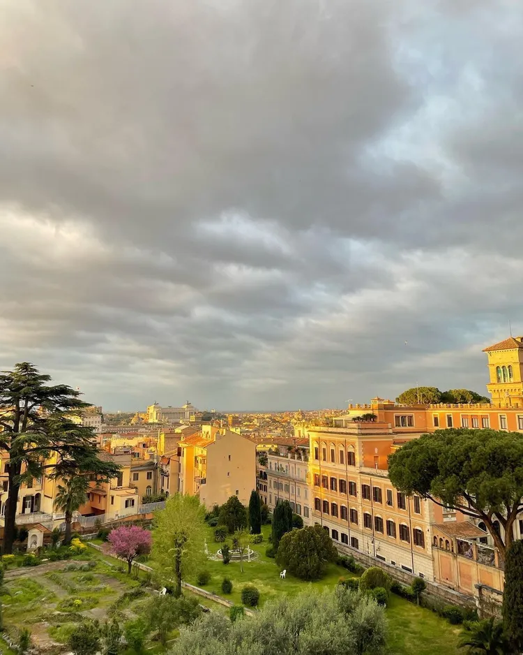 喬妹隨手拍下羅馬城市天空、建築等景貌。翻攝kyo1122 IG