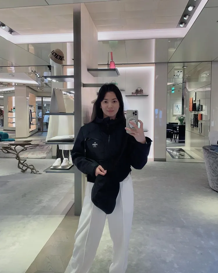 喬妹在FENDI羅馬總店裡俏皮玩自拍。翻攝kyo1122 IG