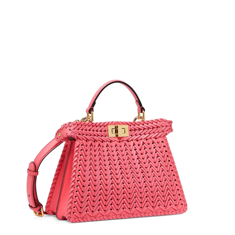FENDI於春夏系列推出全新皮革編織Peekaboo ISeeU包款，盈滿夏日度假氣息。Small尺寸款18萬5000元。品牌提供