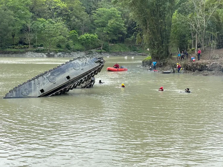 浮水怪手翻覆湖中。新竹縣消防局提供