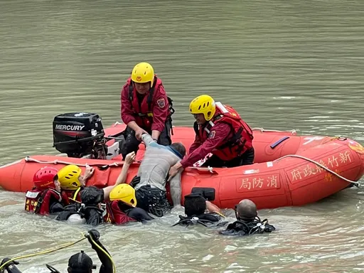 綠世界休閒農場清淤意外 怪手翻覆!駕駛落水無呼吸心跳