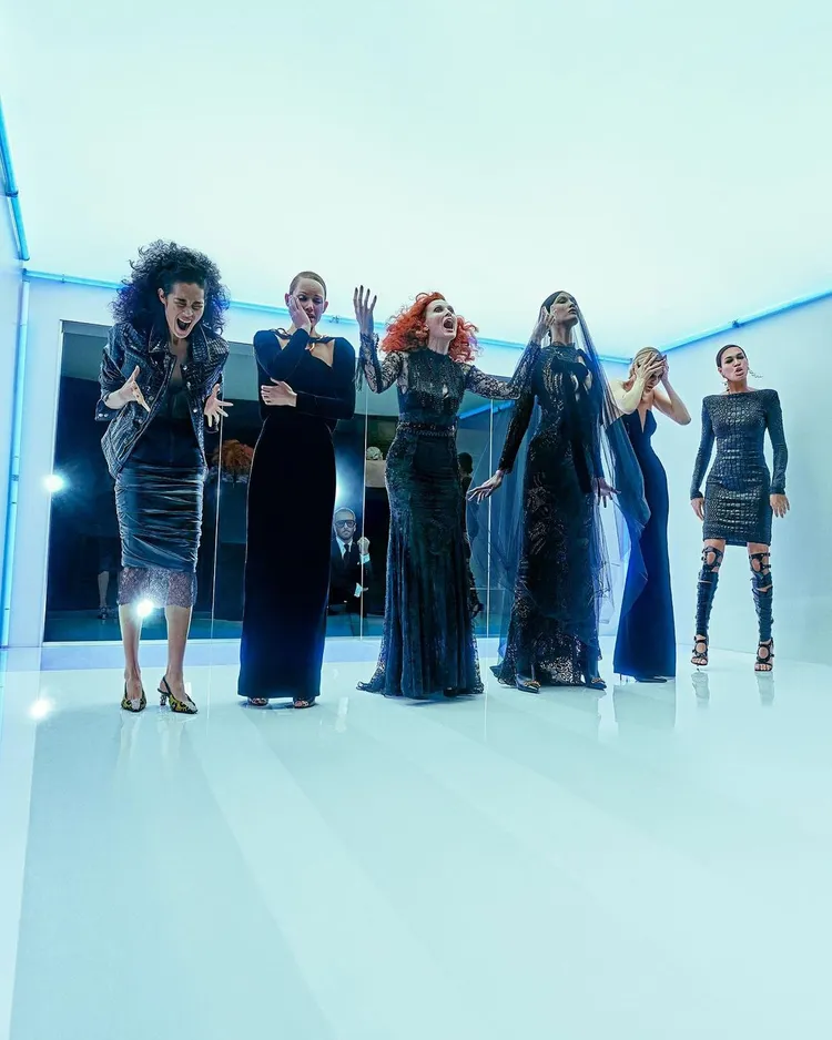 Joan Small（右1）、Karlie Kloss（右3）、Karen Elson（左3）等數位曾出現在TOM FORD伸展台上的超模，賦予了經典服飾嶄新的生命。翻攝tomford IG