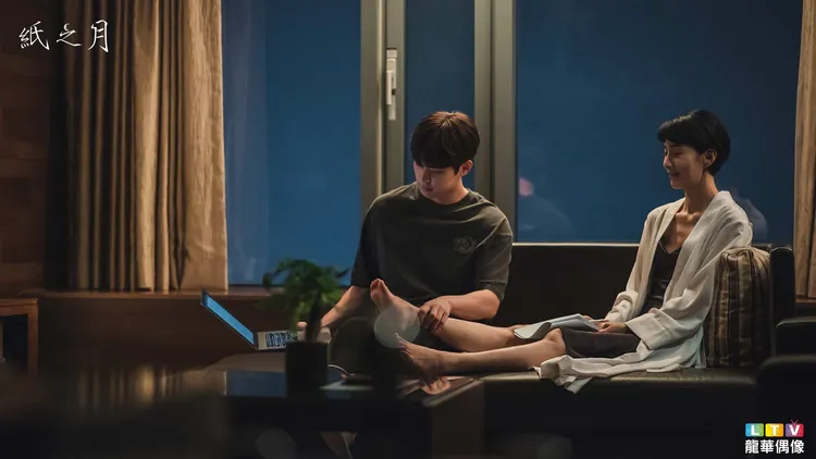 金瑞亨（右）劇中為了李施優，不惜盜用VIP客戶的存款。龍華電視提供