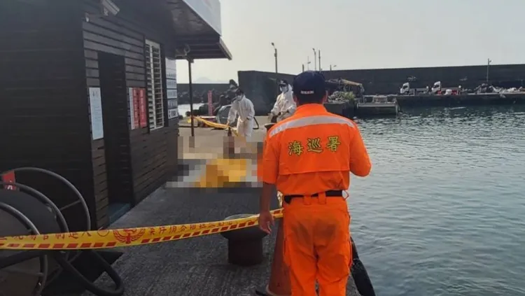 海巡人員圍起封鎖線等待採證。民眾提供