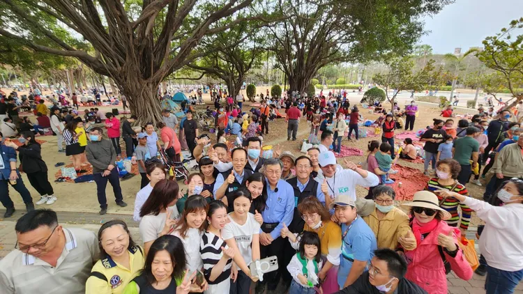 柯文哲今在高雄參加民眾黨舉辦的與民眾野餐活動。讀者提供