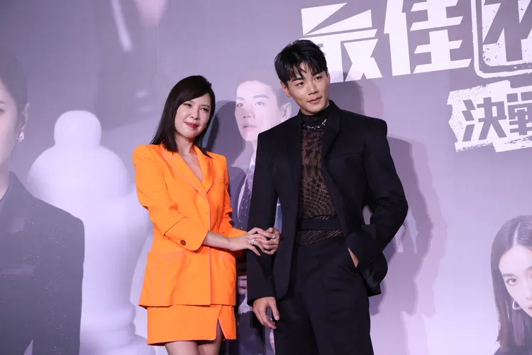 天心（ 左）對禾浩辰的肌肉頗為滿意。鄭孟晃攝