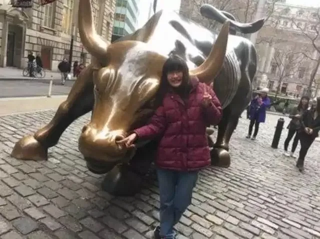 江女曾以父親資助的生活費，前往紐約時代廣場等地遊玩。翻攝江女臉書