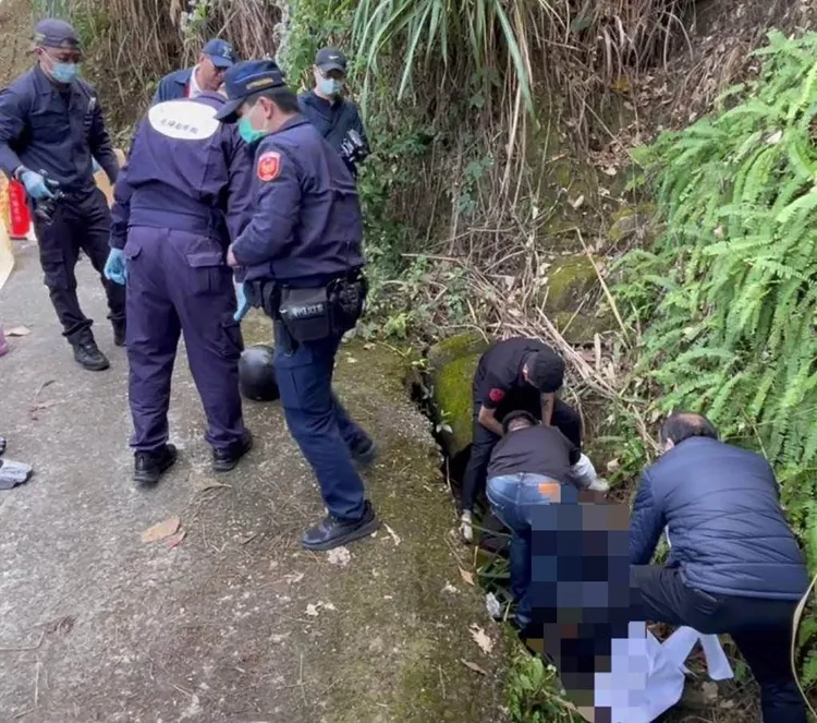 警方在太平山區一處溝渠，發現江父屍體。民眾提供