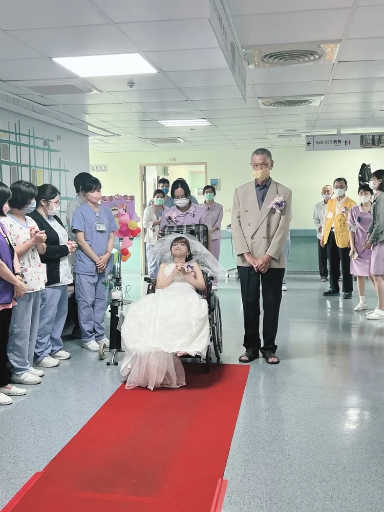 癌末的陳蓉蓉在醫護見證下與相戀多年的胡志遠完成婚禮。郭綜合醫院提供 