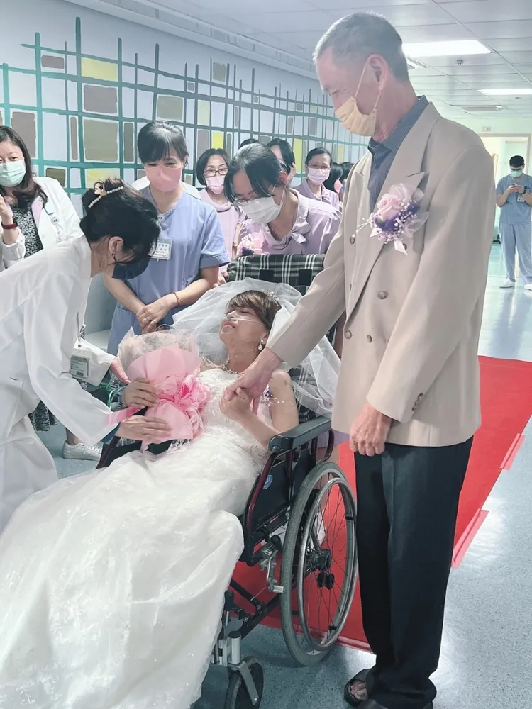 癌末的陳蓉蓉在醫護見證下與相戀多年的胡志遠完成婚禮。郭綜合醫院提供 