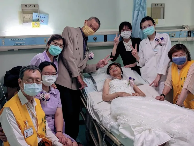 癌末的陳蓉蓉在醫護見證下與相戀多年的胡志遠完成婚禮。郭綜合醫院提供 