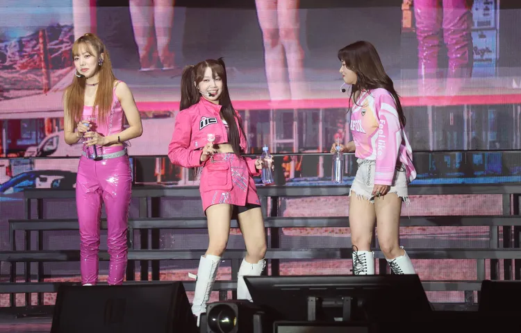 恩地（中）在腰間掛著小型熊貓手燈。鄭孟晃攝