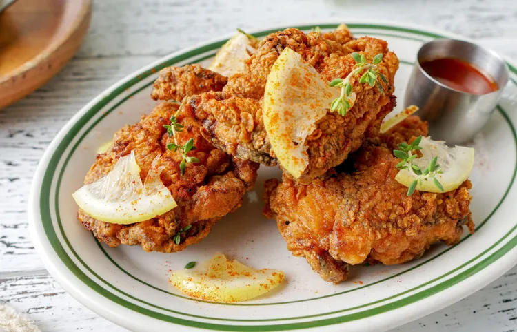 贈菜券包含「樂子the Diner」《是拉差楓糖炸雞》，價值200元。業者提供