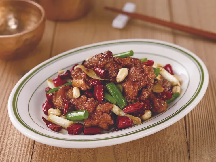 「時時香」鮮香夠味的《宮保雞丁》，價值290元，也在贈菜券之列。業者提供