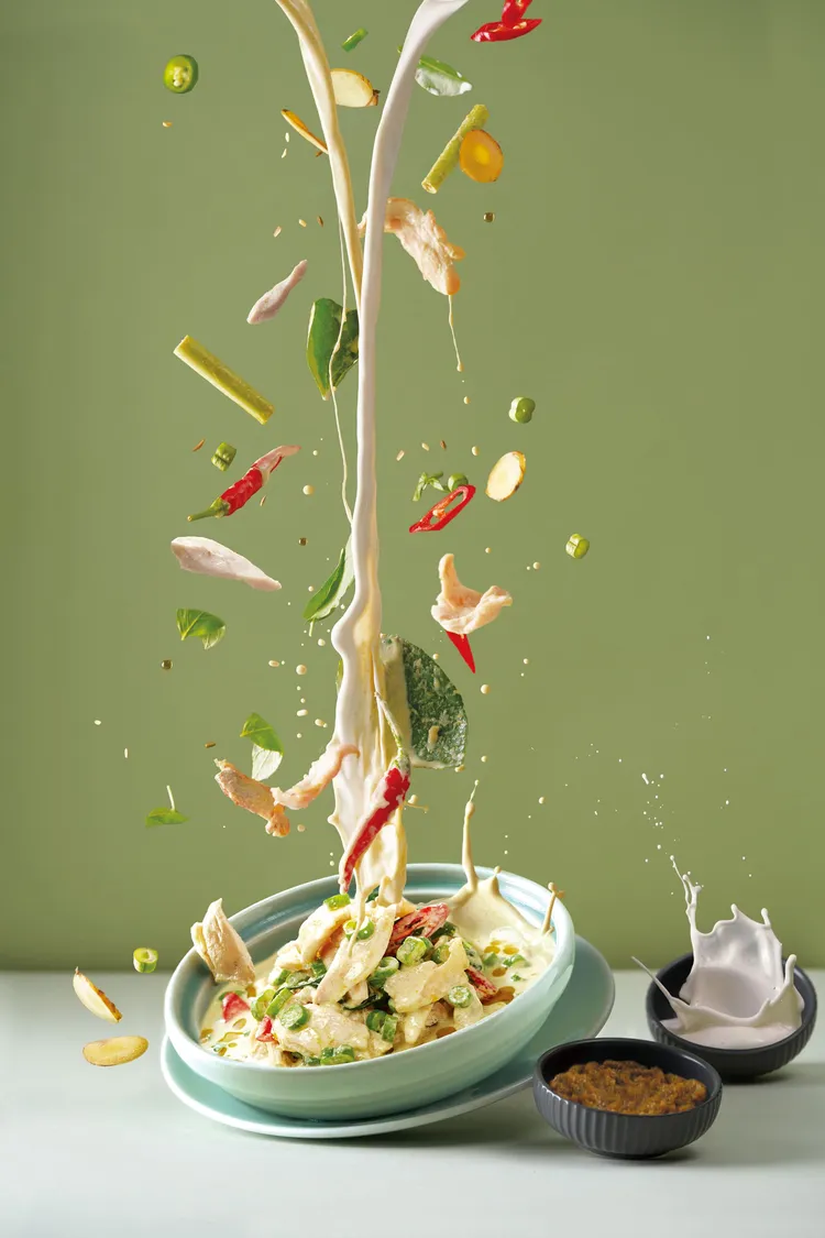 32張優惠券包含明星菜兌換券，像是「瓦城」香濃開胃的《綠咖哩椰汁雞》，價值295元。業者提供