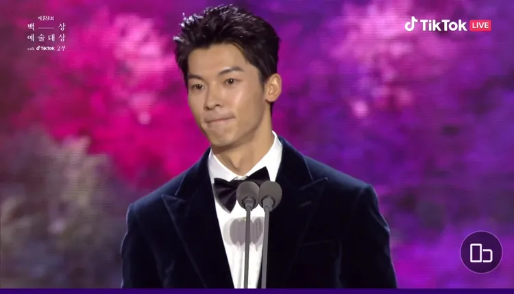 許光漢是第一位站上百想藝術大賞的台灣人。翻攝抖音