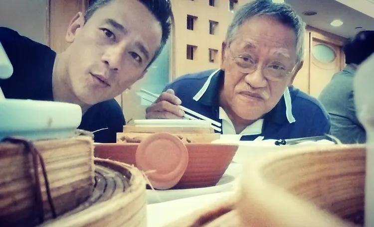吳耀漢(右)一家人感情甚篤，兒子吳嘉龍(左)也是圈內人。翻攝自《香港01》