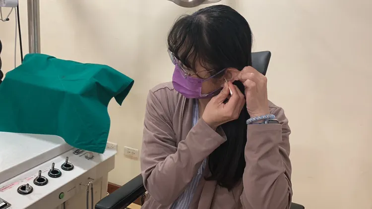 醫師指掏耳行為有可能致使耳道受傷、發炎，應該要避免。吳慧芬攝