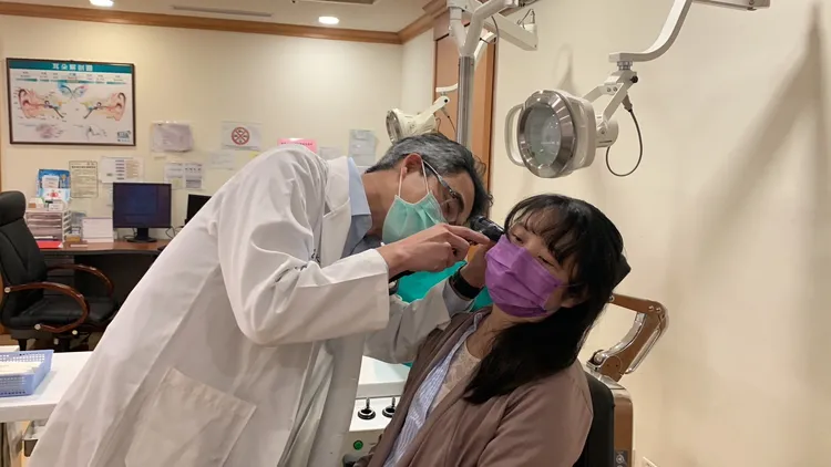 醫師提醒民眾若耳內殘留異物，應就醫診治。吳慧芬攝