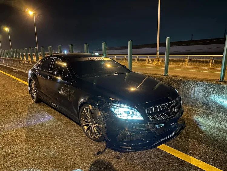 黑色賓士急忙剎車仍不慎追撞。台南道路救援張家班提供
