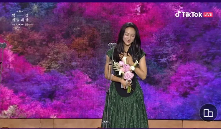 湯唯二度拿下百想藝術大賞影后。翻攝TikTok