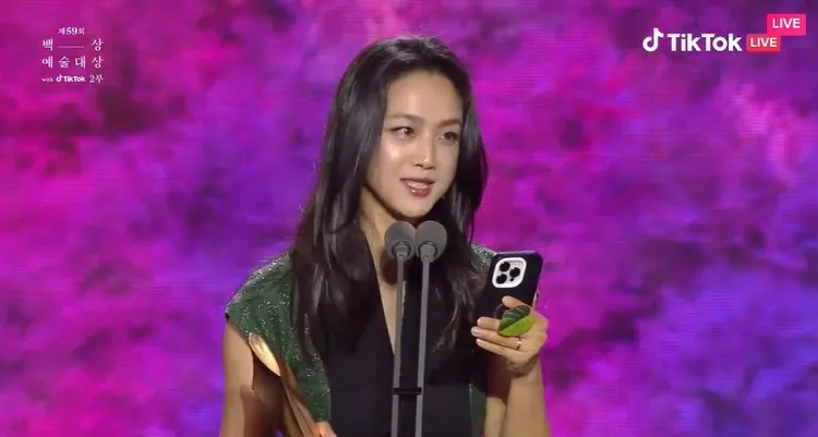 湯唯代替導演朴贊郁領導演獎。翻攝抖音