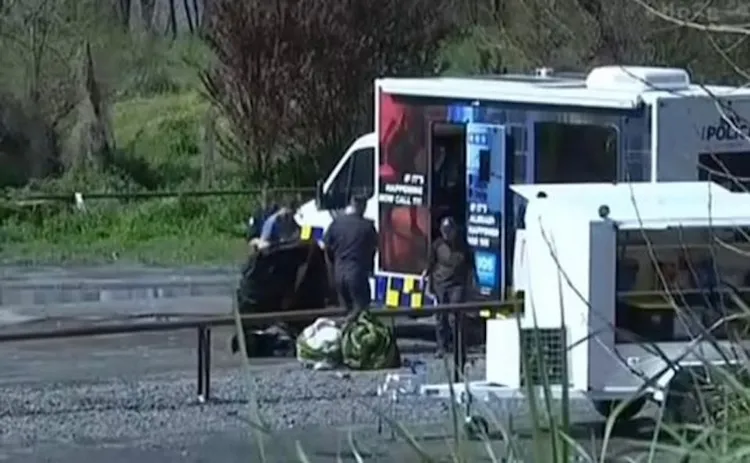 去年發現阿利琪屍首時，紐西蘭警方獲報到場處理，嚴陣以待。翻攝自《香港01》