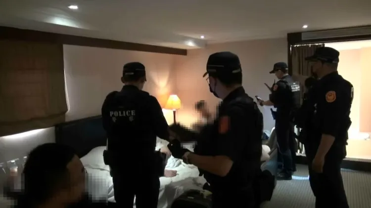 警方臨檢旅館，查獲詐騙集團軟禁人頭。翻攝畫面