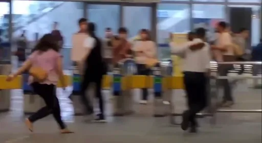 耍賴「要300姐」又出現　拖鞋化身凶器！逃票飆粗口追打火車站務員