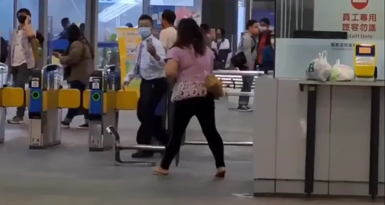 「要300姐」打著赤腳持續追打男姓站務員。翻攝即時事影音