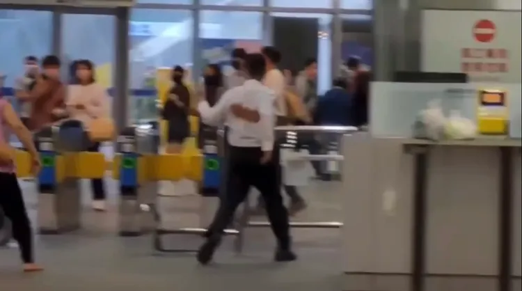 男站務員多次被「要300姐」的拖鞋擊中。翻攝即時事影音