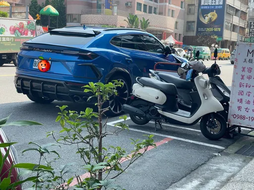 千萬豪車違停名店外遭舉發 網狂酸:這套燒餅油條2400元尊爵不凡!